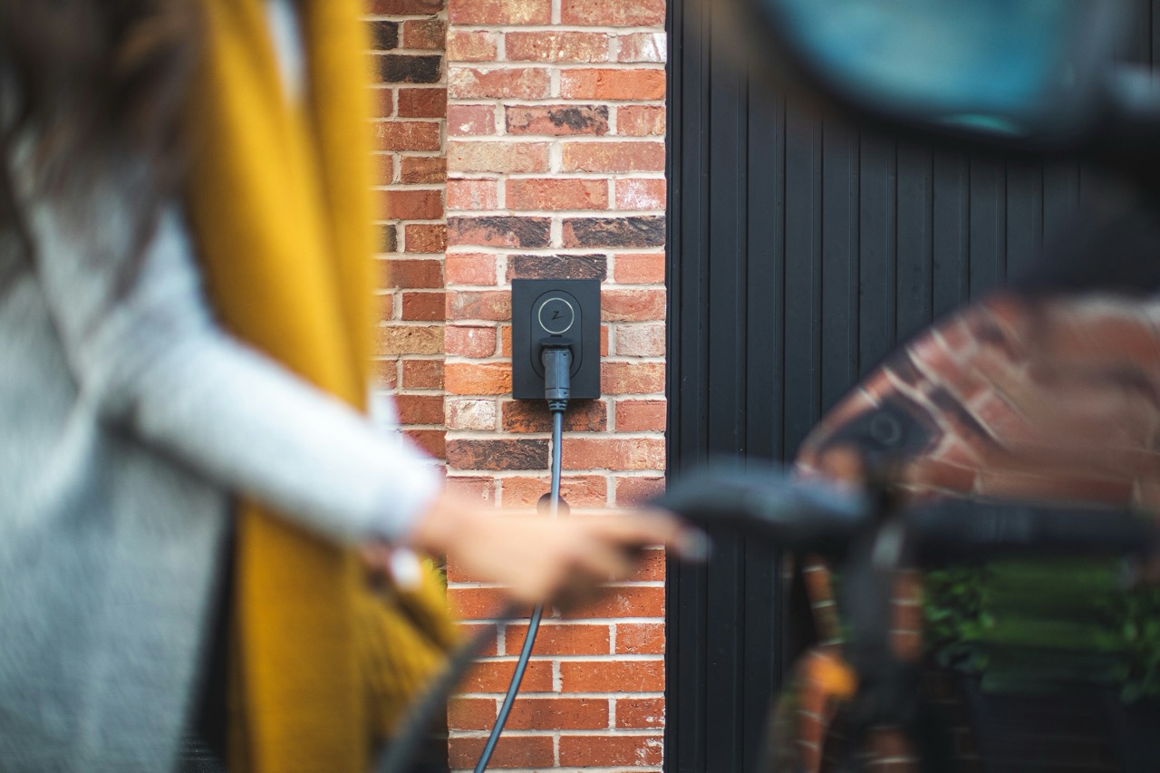 Ein Elektroauto wird an einer modernen Wallbox aufgeladen – professioneller Elektriker-Service in Hamburg-Bergedorf.