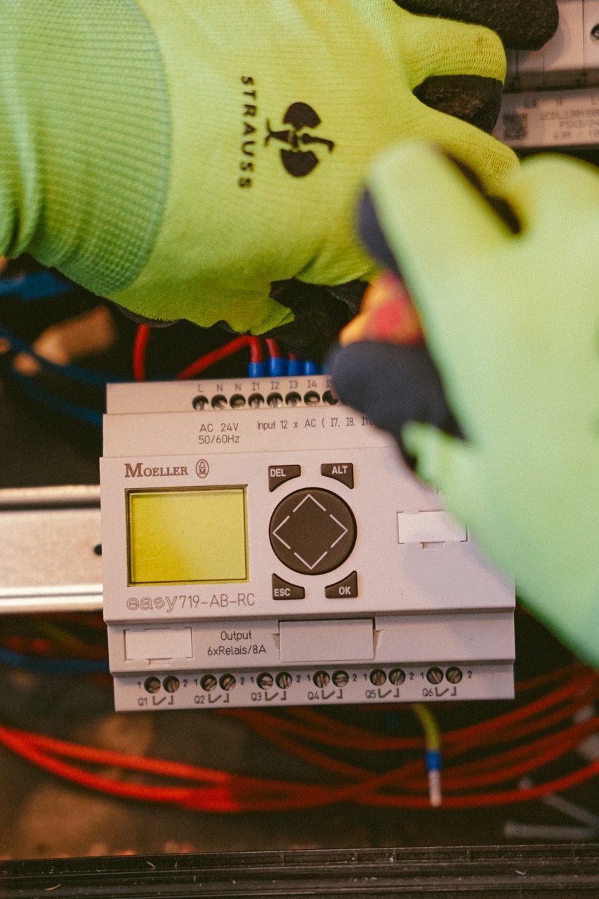 Installation von moderner Steuerungstechnik und Smart-Home-Komponenten bei einem Kundendienst-Einsatz.