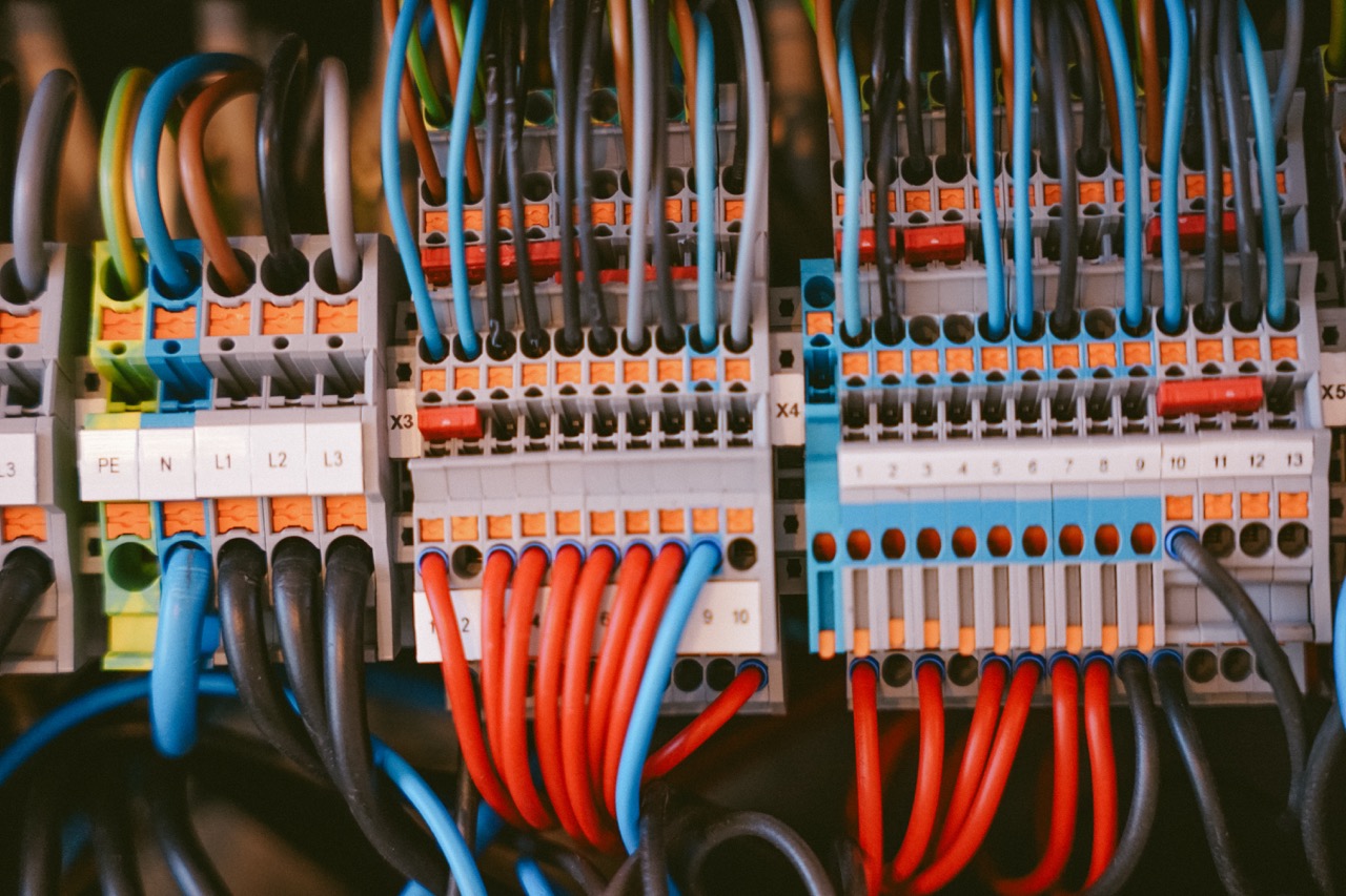 Übersichtliche Elektroinstallation für höchste Sicherheit in Wohngebäuden und kleinen Gewerbebetrieben.