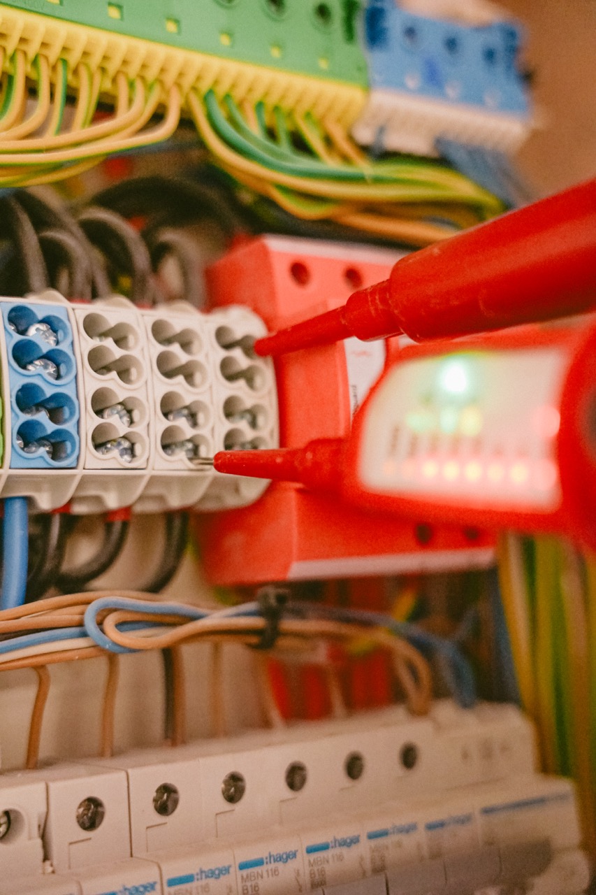 Durchführung einer elektrischen Sicherheitsprüfung mit einem Spannungsprüfer in Hamburg-Bergedorf.