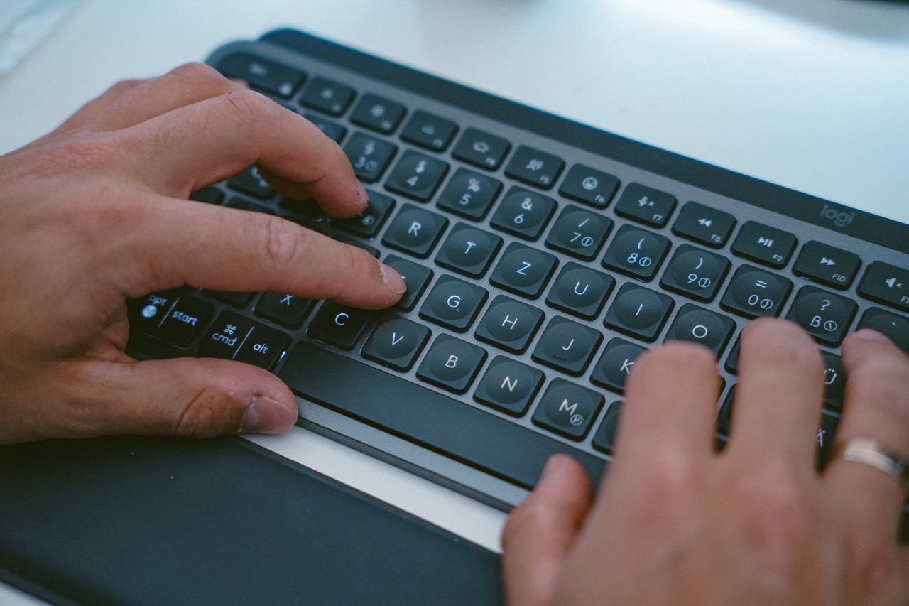Auf einer Tastatur wird eine Rechnung für einen Kunden geschrieben